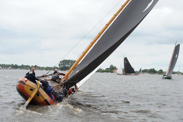 D'Halve Maen in achtervolging op Sneek en Grou