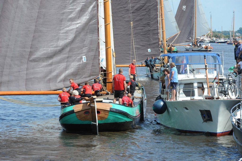 Het Lemster skûtsje in het eerste voordewindse rak richting Stobbegat