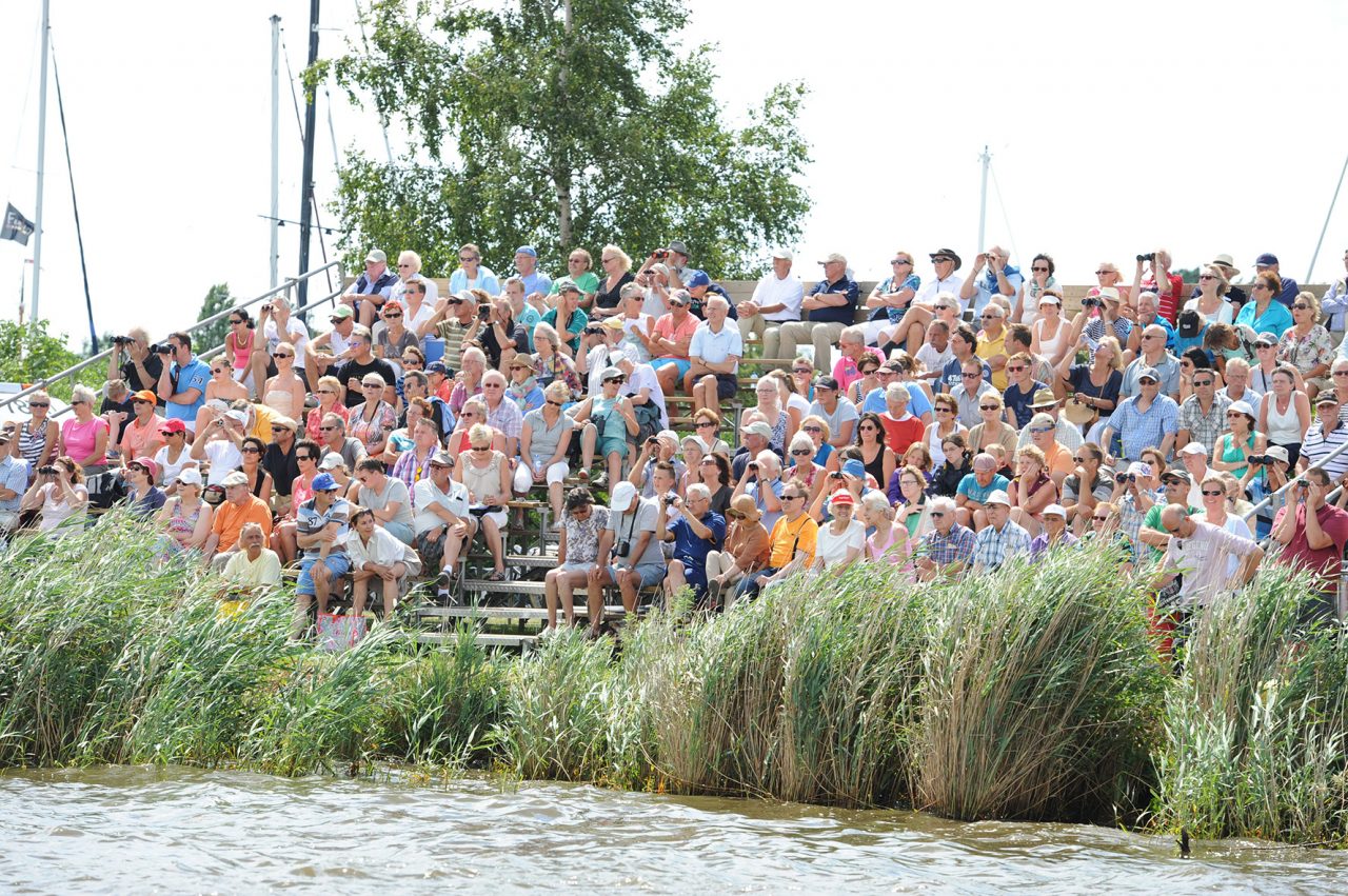 Volle tribunes in Langweer, 2014