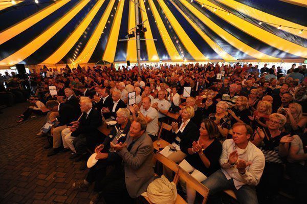 Publiek tijdens de loting in Grou