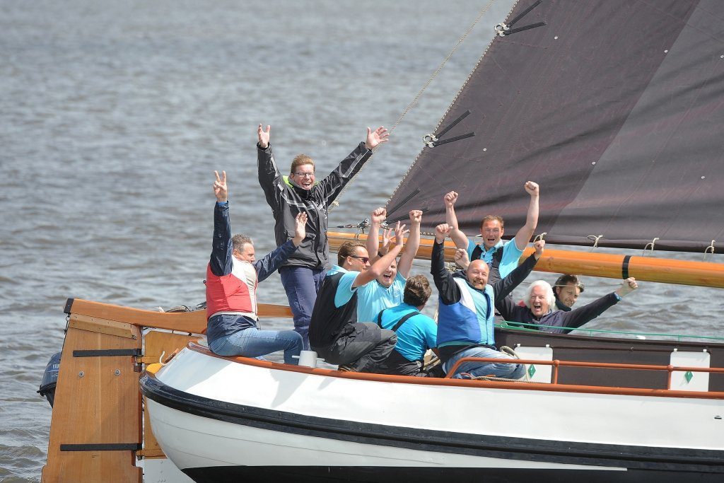 De finish van het winnende skûtsje; Akkrum met team Heineken