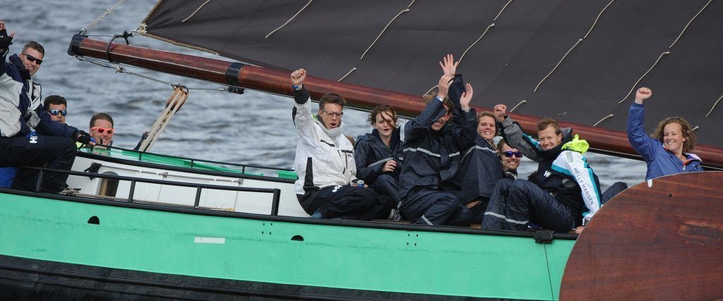 Ook vreugde bij de nummer 2; Jong Rabo aan boord van het Ljouwert skûtsje