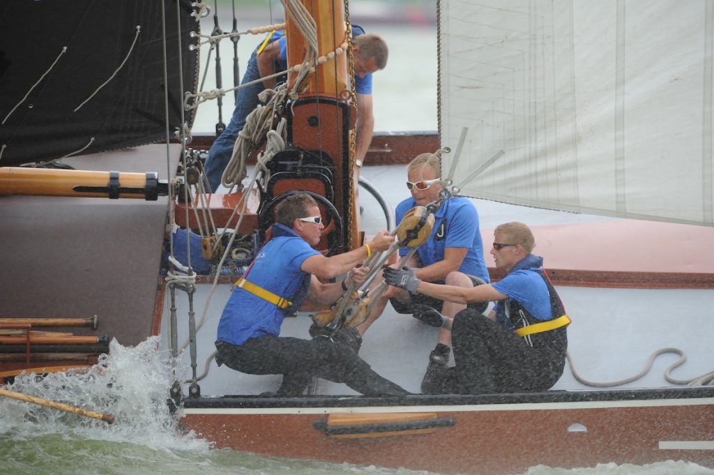 Hard werken voor Fonger de Vlas, Steffen Huisman en Hotze Venema van het Jouster skûtsje