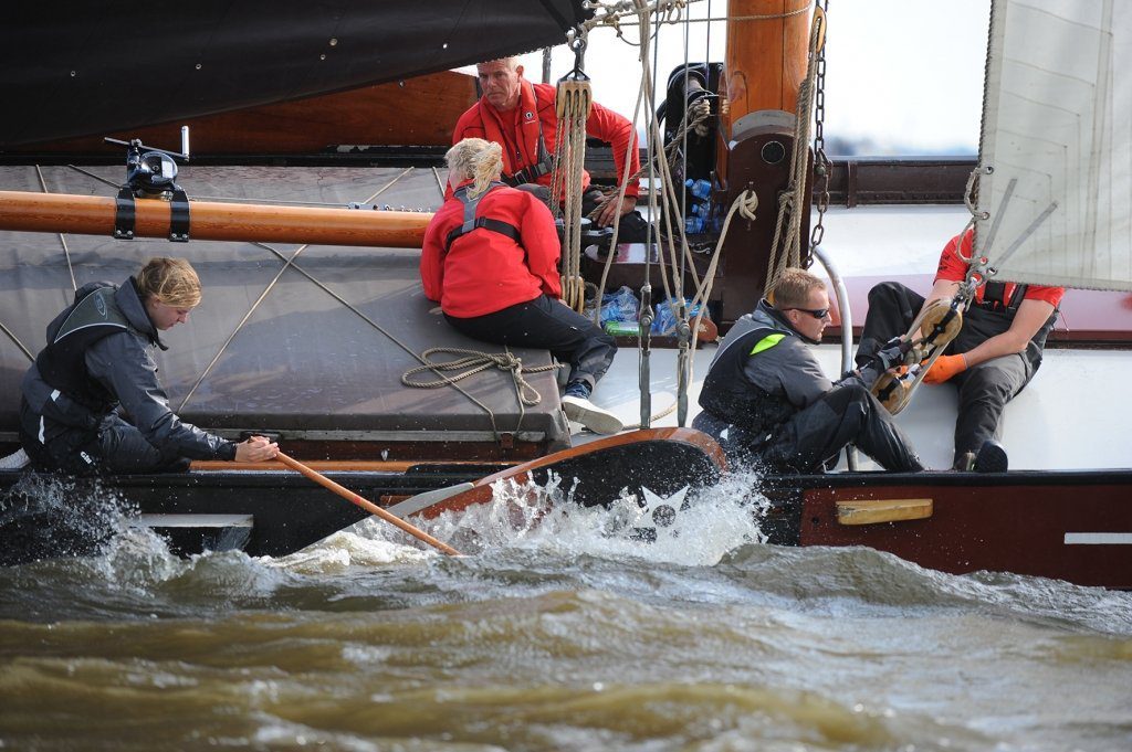 Volop actie aan boord van de Twee Gebroeders (Earnewâld)