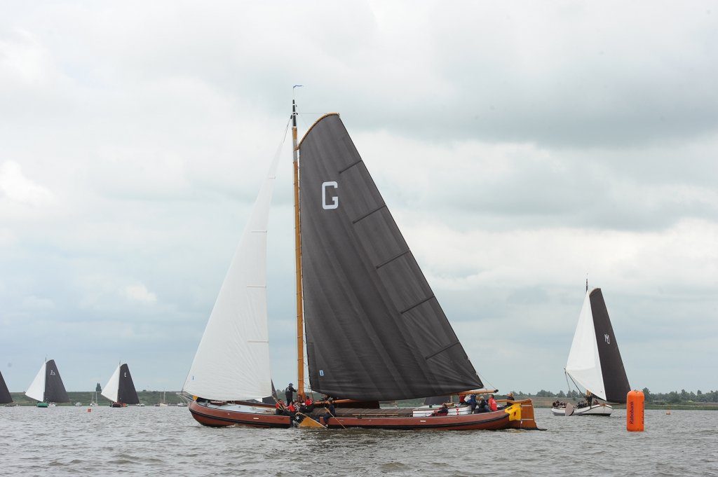 Het Grouster skûtsje inmiddels op de derde plaats in de wedstrijd