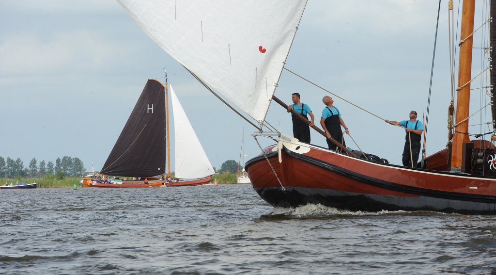 Woudsend voor de wind; op de achtergrond Heerenveen nog op de tweede plaats