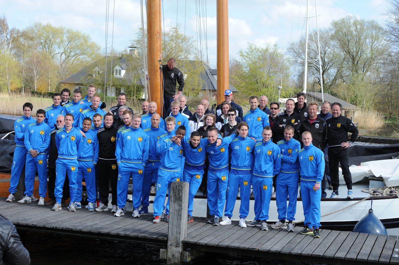 Voetballers Cambuur op SKS skûtsjes