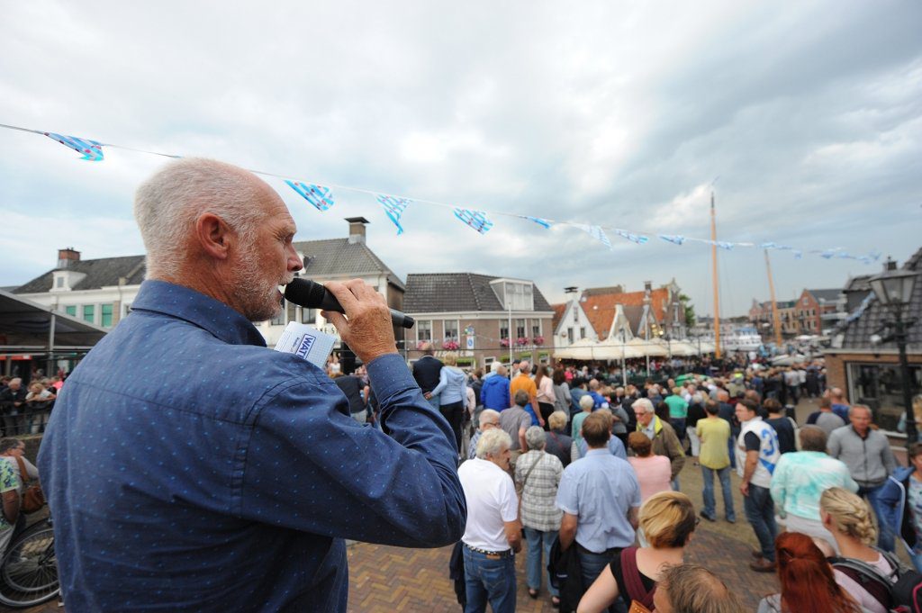 Age Veldboom geeft het toegestroomde publiek informatie over de skûtsjes