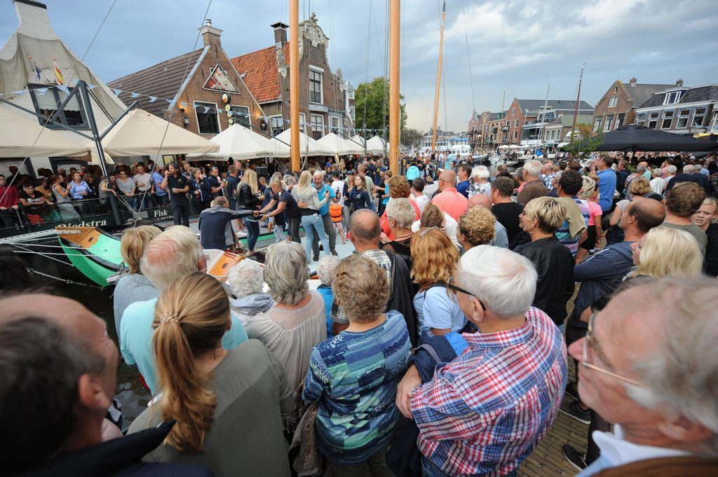 Skûtsjes Rienk Ulbesz (Leeuwarden) en Eildert Sietez (Akkrum) wachten voor de brug