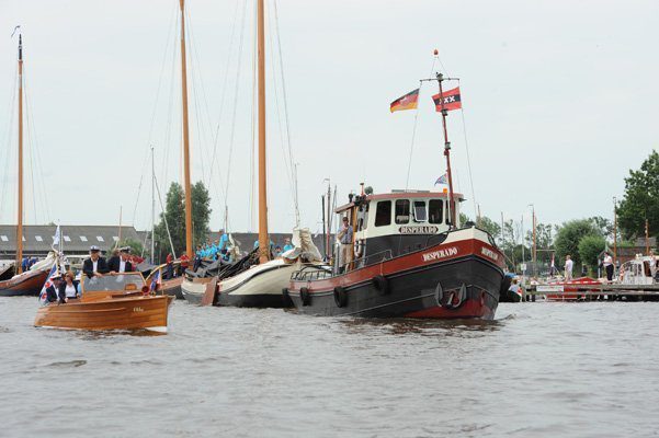 Traditionele sleep naar het wedstrijdwater