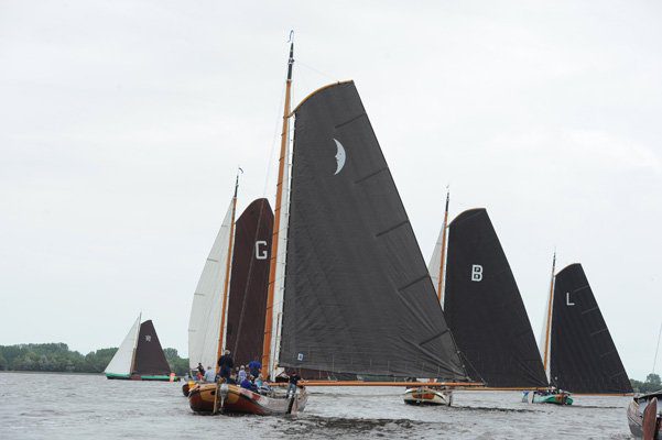 Skûtsjes voor de wind tijdens Rabo Interpolis Hurdsilerij 2012