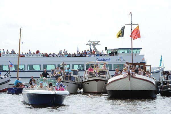 Veel toeschouwers op het water