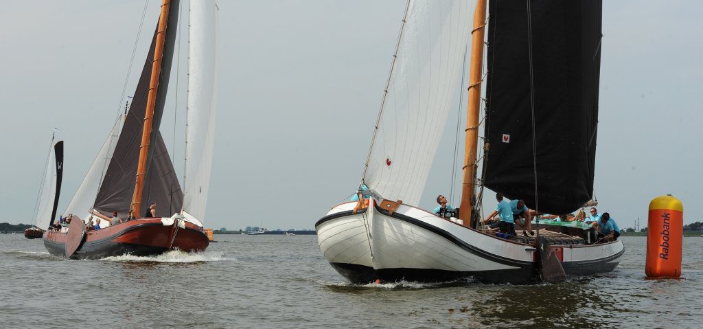 Bakboord-stuurboord-situatie tussen Stavoren (links; met zeil over bakboord) en Akkrum