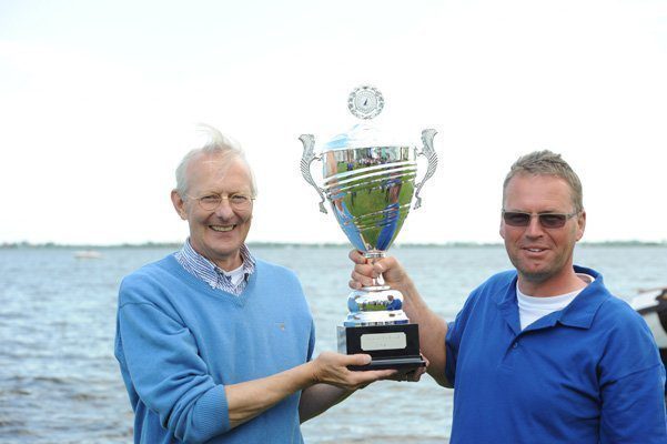 Harry Hendriks en Gerhard Pietersma tonen trots de Frisobokaal