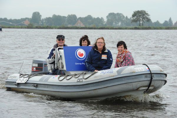 Leeuwarder schipper Jappie Meeter nam de taken over aan boord van het bootje van Omrop Fryslân