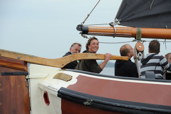 Teake Klaas van der Meulen als schipper op het skûtsje 'Klaas van der Meulen' (Woudsend)