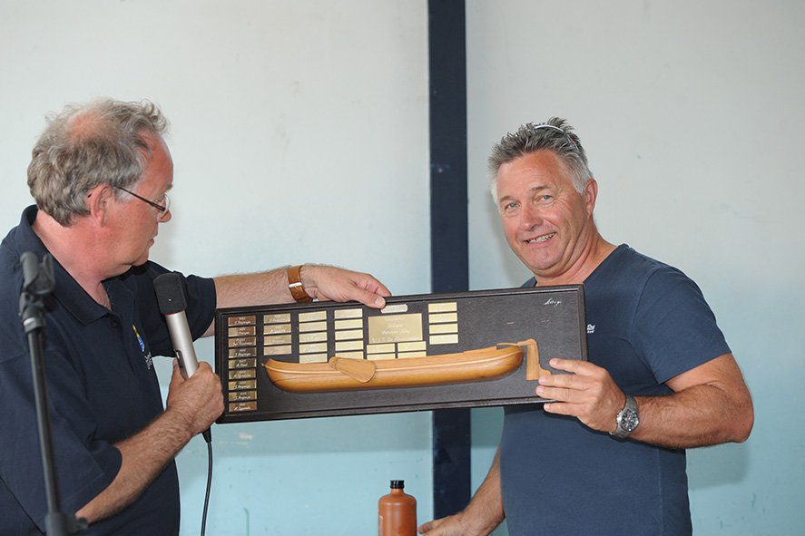 Douwe Azn. Visser (rechts) ontvangt de eerste prijs uit handen van Jaap Frankema (WSV Zevenwolden)
