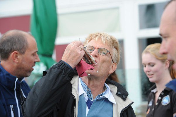 Napraten onder het genot van een drankje en nieuwe haring