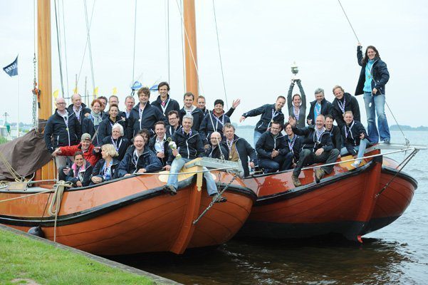 Tevreden winnaars na afloop van de Skûtsje Ûndernimmersdei