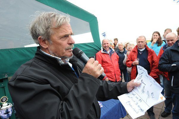 Klaas Jansma verzorgde op geheel 'eigen wijze' de prijsuitreiking