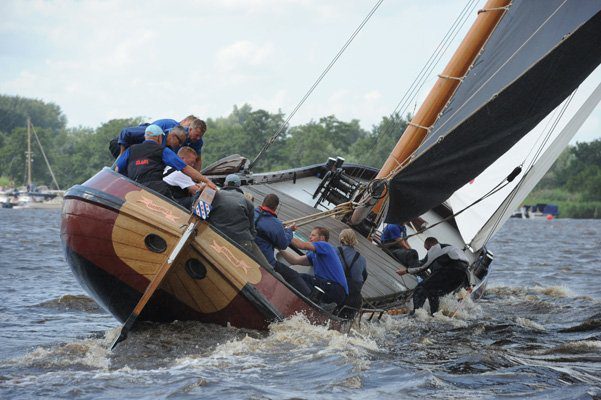 Aan boord bij Earnewâld wordt alles op alles gezet om zo snel mogelijk te gaan