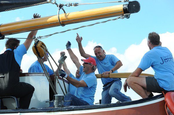 Vreugde bij gelegenheidsschipper Gerrit Rottiné aan boord van het Jouster skûtsje