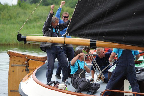 Vreugde bij schipper Pieter Meeter en adviseur Appie Boorsma (Bolsward)