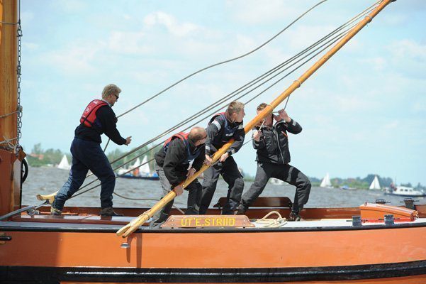 Hard werken aan boord van de Ut 'e Striid (Langweer)