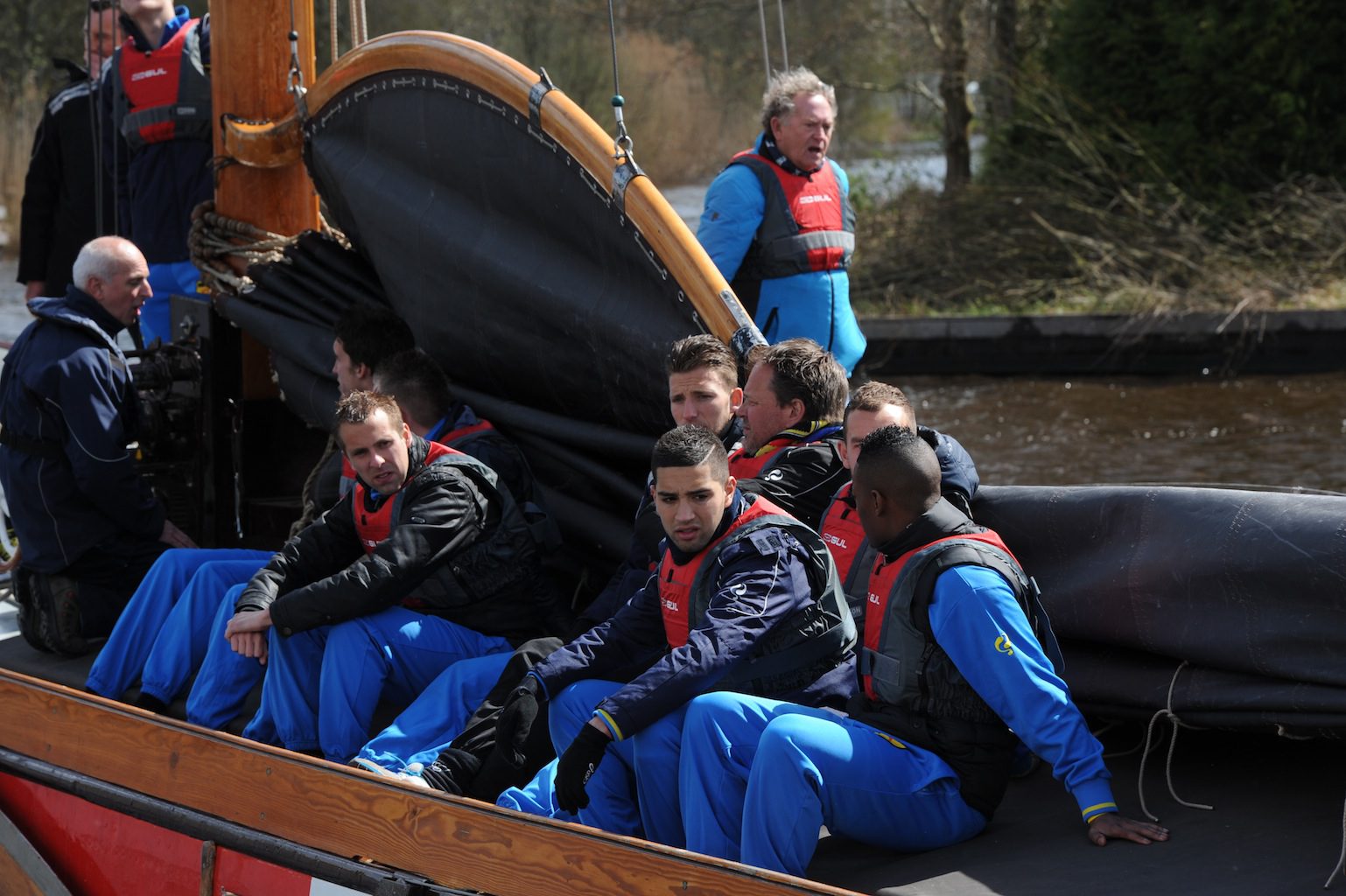 Trainer/coach Henk de Jong te midden van zijn spelers