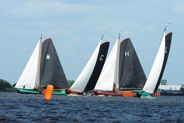 Grou maakt een mooie slag en pakt het sterk zeilende Lemmer