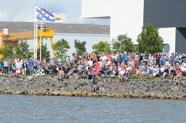 Publiek zat rijen dik op de dijk