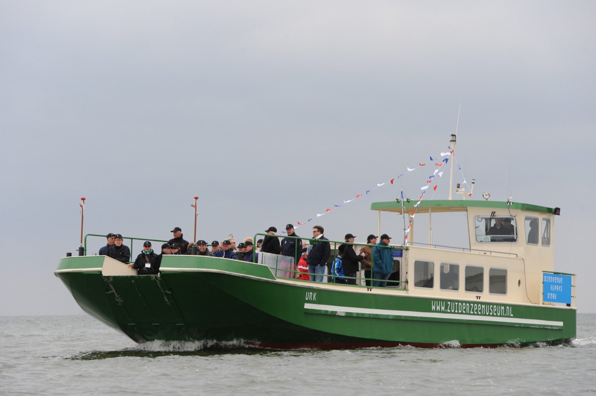 Toeschouwers aan boord van de museumferry