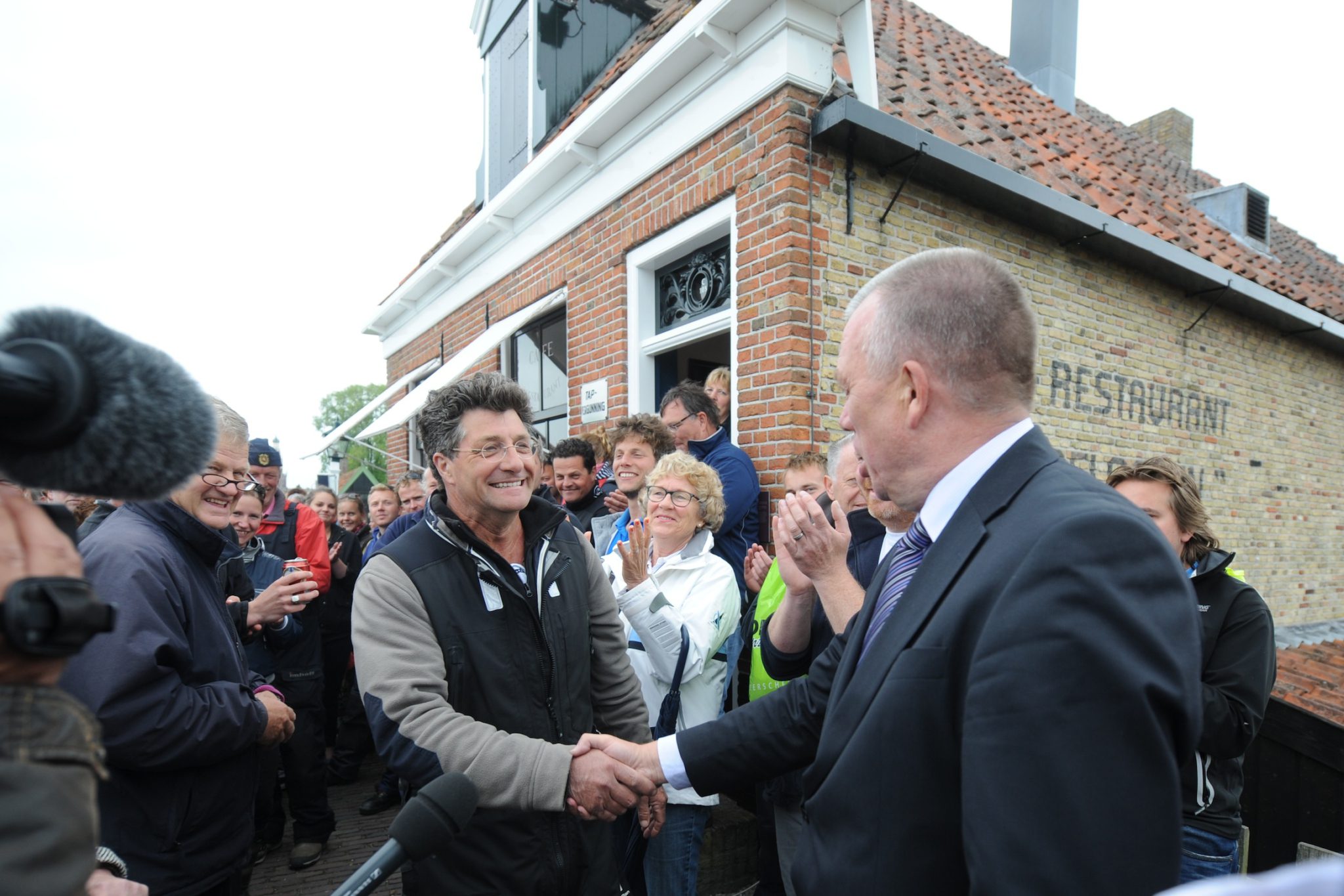 Winnaar Douwe Azn. Visser (Sneek) ontvangt de felicitaties van burgemeester Jan Baas