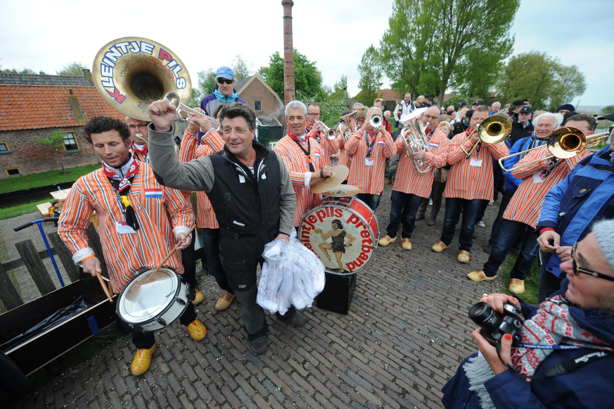 Winnaar Douwe Azn. Visser (Sneek) wordt toegezongen