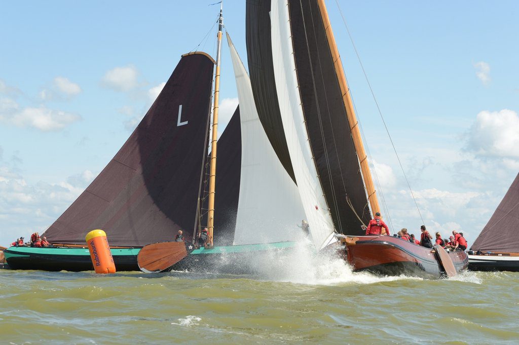 Gerhard Pietersma (Earnewâld) rondt voor Albert Jzn. Visser (Lemmer) de bovenboei