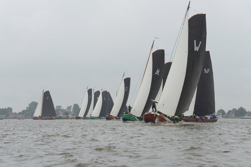 De start, met achterin Joure dat opnieuw moet starten