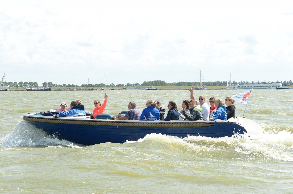 Traditie tijdens Lemmer II; de schippersvrouwen moedigen hun mannen aan op het wedstrijdwater