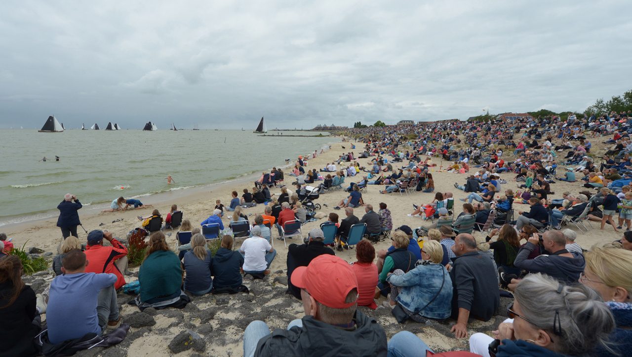 Veel toeschouwers op de IJsselmeerdijk en het strand, 2019