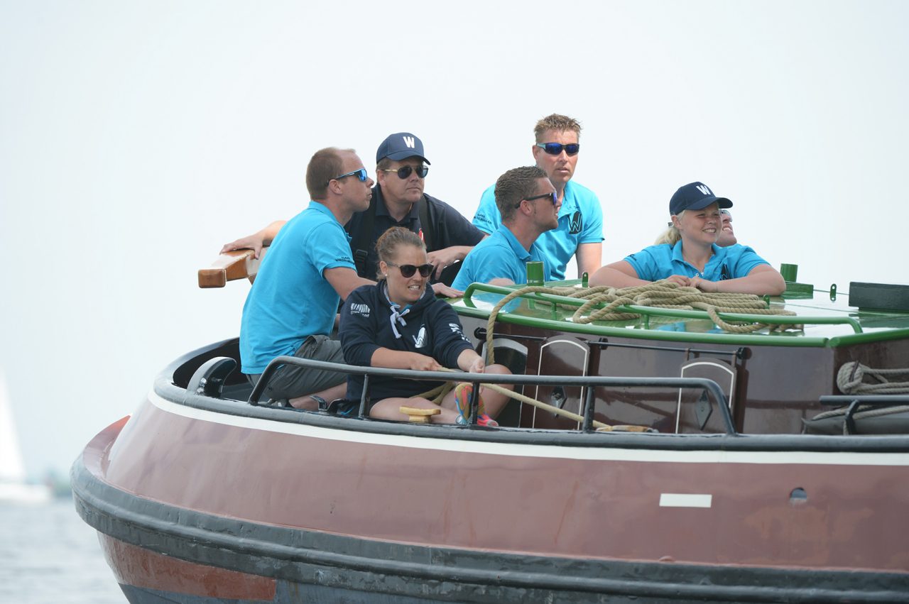 Schipper Klaas van der Meulen en zijn bemanning op het achterdek van het Woudsender skûtsje