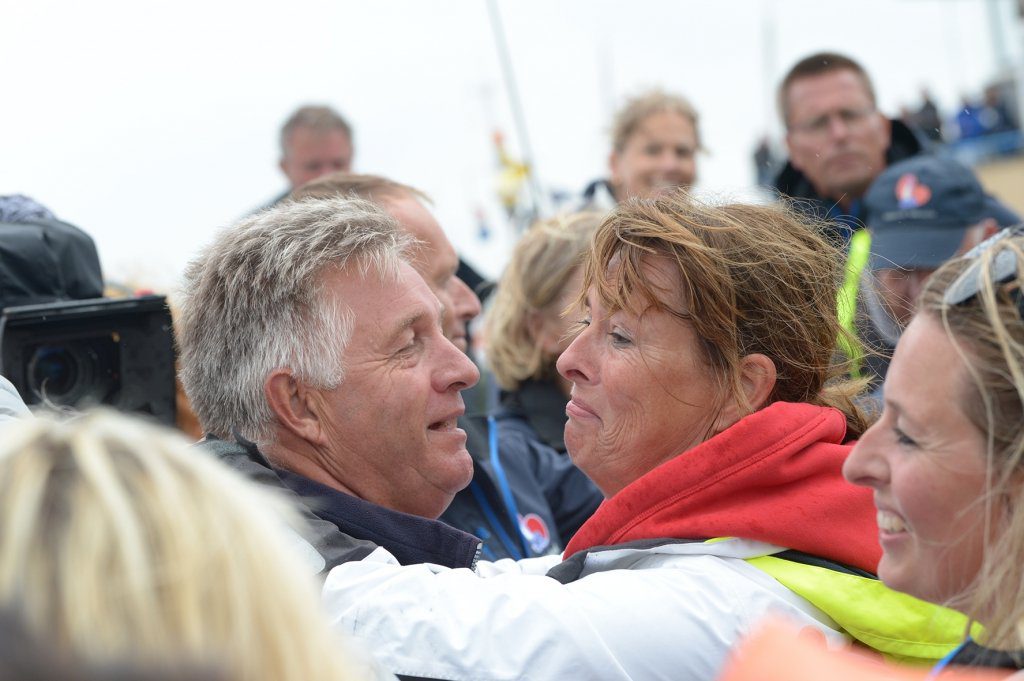 Douwe Azn. Visser viert het kampioenschap met z'n vrouw Aleida...