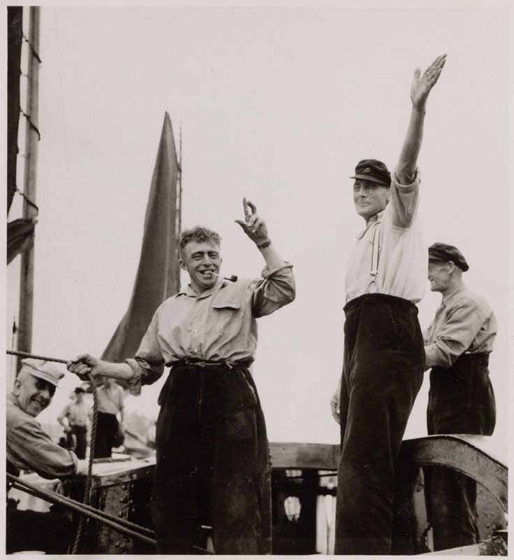 Berend Mink zwaait naar het publiek na het behalen van het kampioenschap in 1957