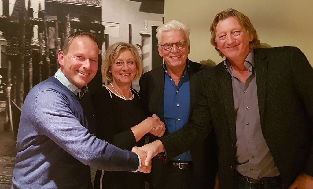 Vlnr. René Nagelhout (SKS), Hilda Boesjes-Beljon (SKS), Jan Slagter (Omroep MAX) en Klaas Geert Bakker (Omrop Fryslân)