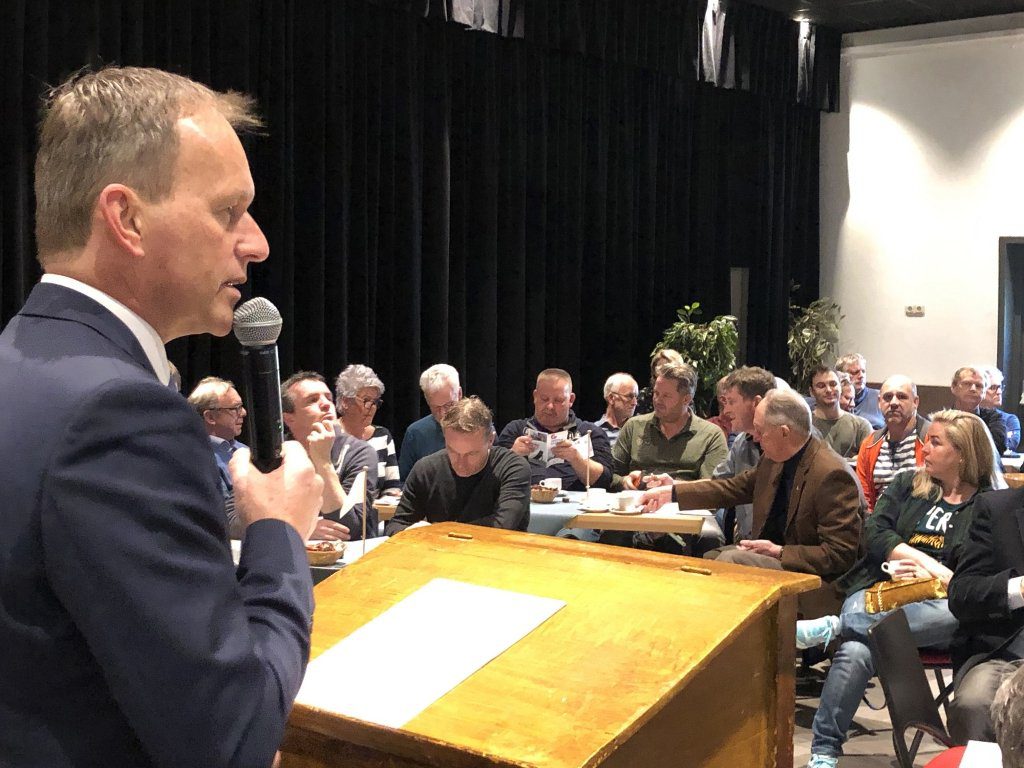 SKS-voorzitter René Nagelhout heet iedereen welkom