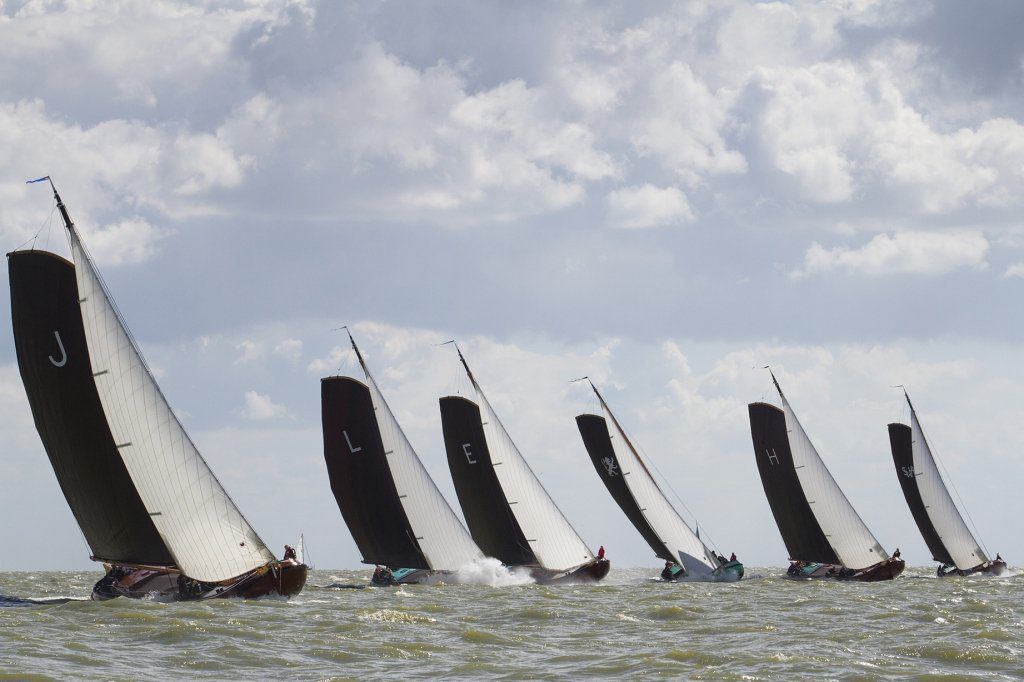 Het eerste kruisrak op het onstuimige IJsselmeer