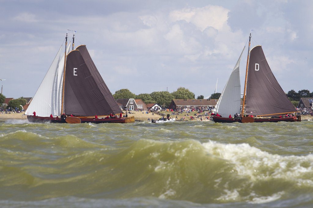 Golven van zo'n 50 tot 60 centimeter op het IJsselmeer