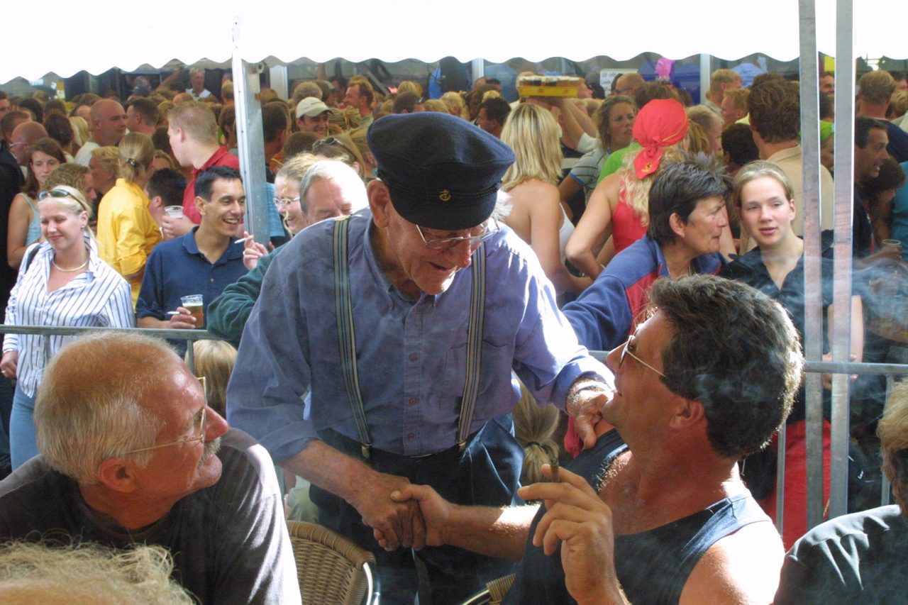 Na afloop van de wedstrijd bij Grou feliciteert pake Lodewijk winnaar Douwe Jzn. Visser, 2003