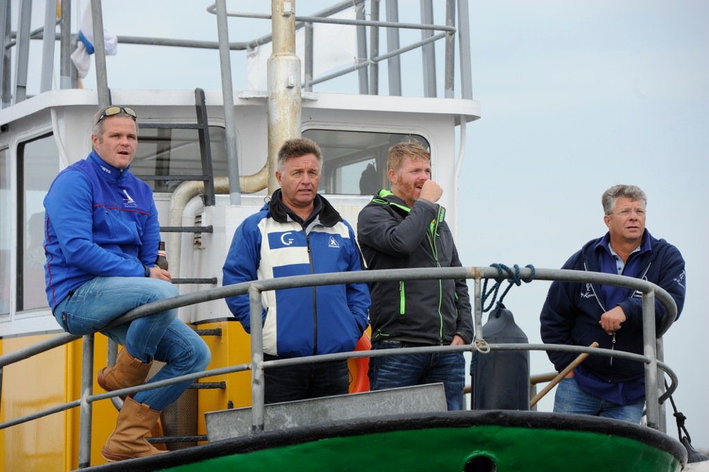 Alco Reijenga, Douwe Azn. Visser, Dirk Jan Reijenga en Albert Jzn. Visser volgen de wedstrijd vanaf het startschip