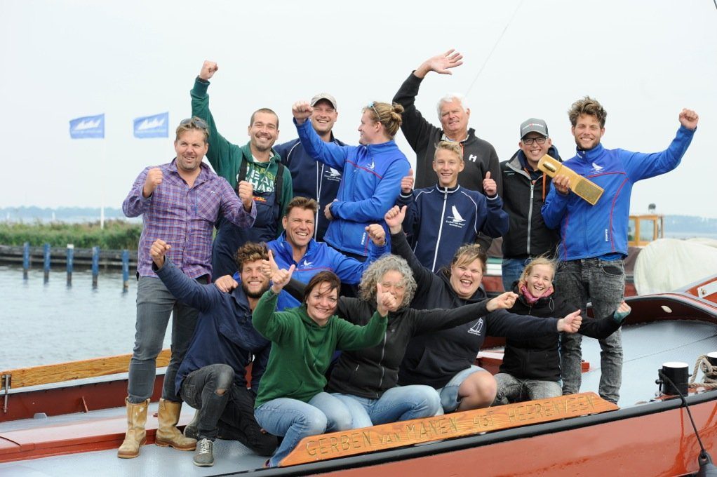 Sytze Brouwer (rechts) viert de overwinning met zijn bemanning