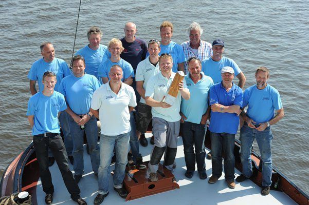 Schipper en bemanning van Joure met de Dicky van der Werf bokaal