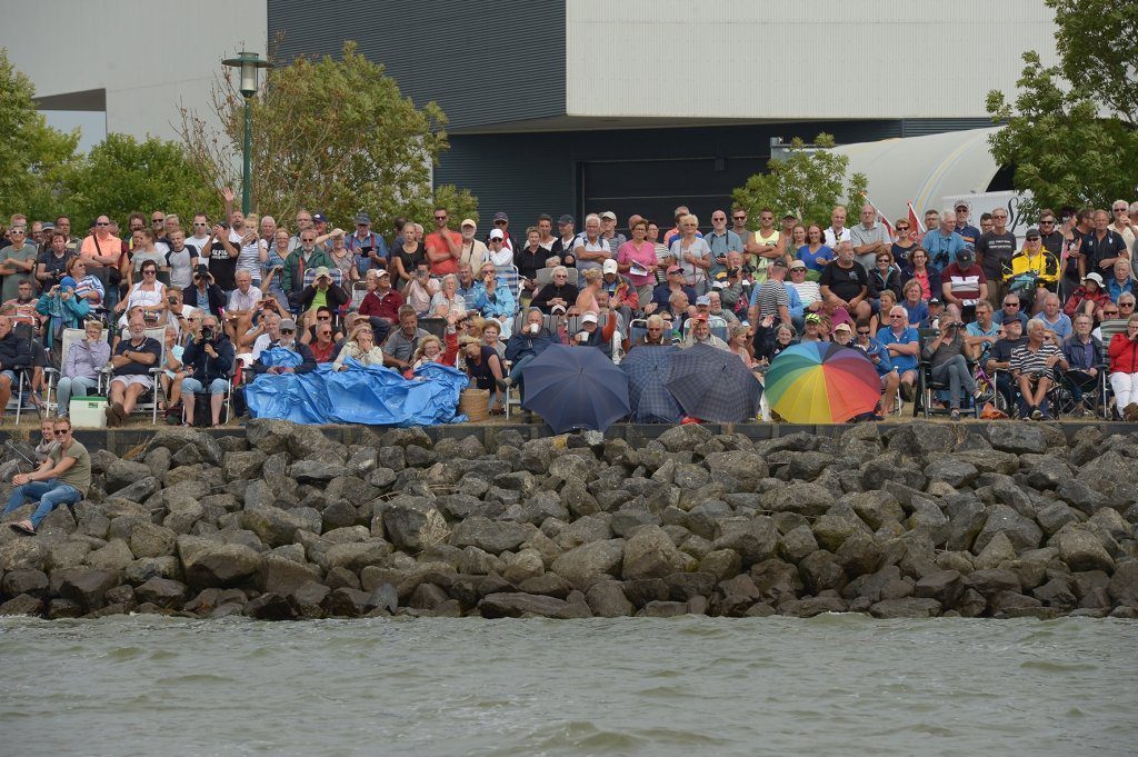 Publiek op de IJsselmeerdijk